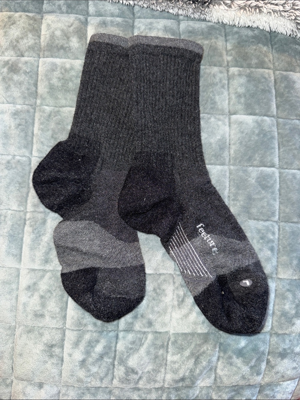 Feetures Unisex Medium Running Hiking Crew Socks
